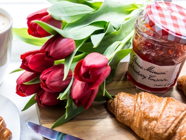Круассаны, малиновый джем и букет свежих тюльпанов к завтраку 