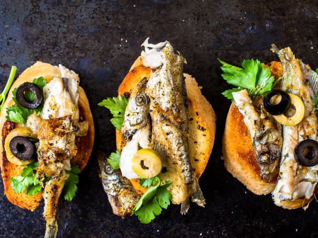 Гренки с жареной рыбой, оливками и зеленью