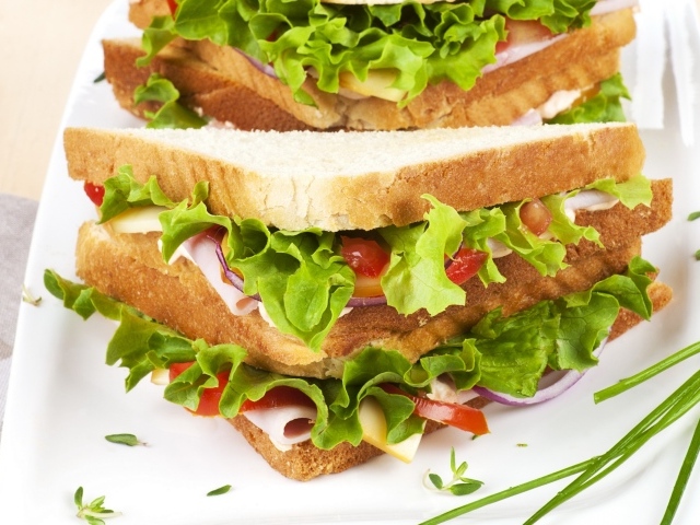 Вкусный сэндвич с зеленью и ветчиной