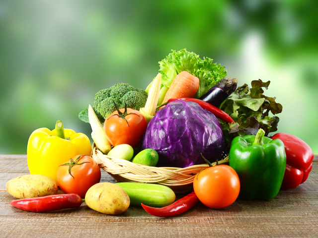 Свежие овощи в корзинке на столе