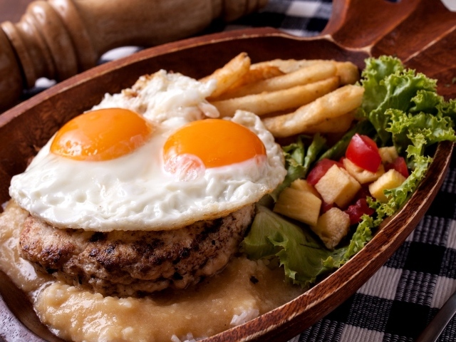 Яичница глазунья с котлетой и овощами 