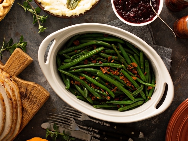 Зеленая спаржа на столе с мясом и соусом