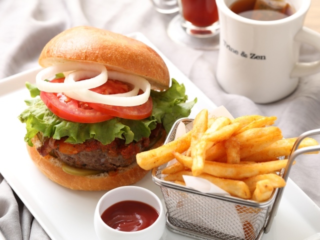 Гамбургер с картошкой фри и соусом 