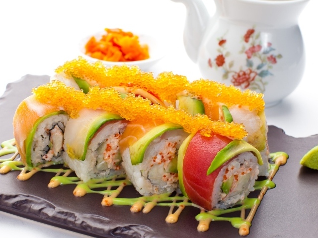 Японские роллы с икрой и авокадо 