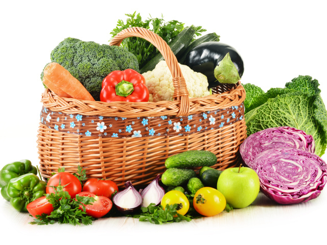 Большая корзина овощей на белом фоне