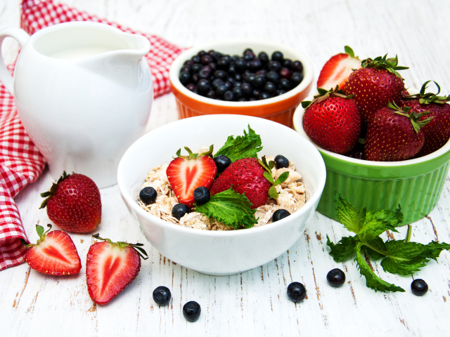 Овсяные хлопья и свежая клубника на завтрак 