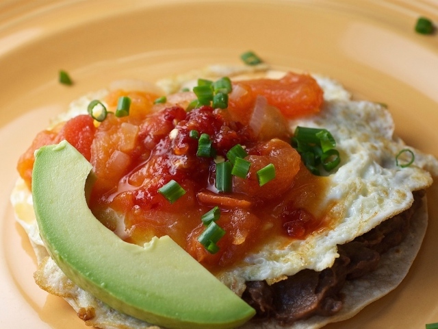 Омлет с соусом, кусочком авокадо на завтрак