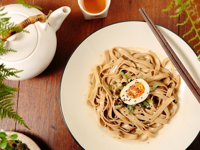 Паста с соусом и яйцом 