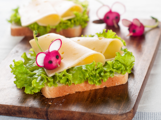 Бутерброд с сыром, салатом и редисом 