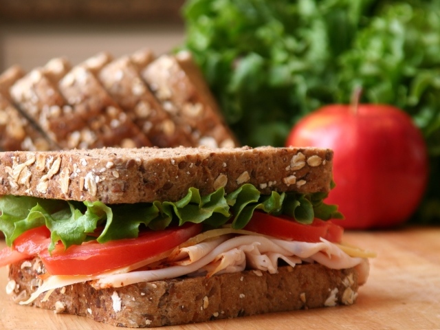 Сэндвич с помидорами ветчиной и салатом 