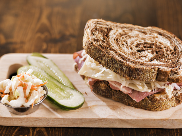 Сэндвич с овощами на разделочной доске 