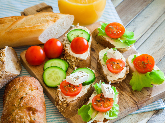 Бутерброды с сыром огурцами и помидорами на завтрак