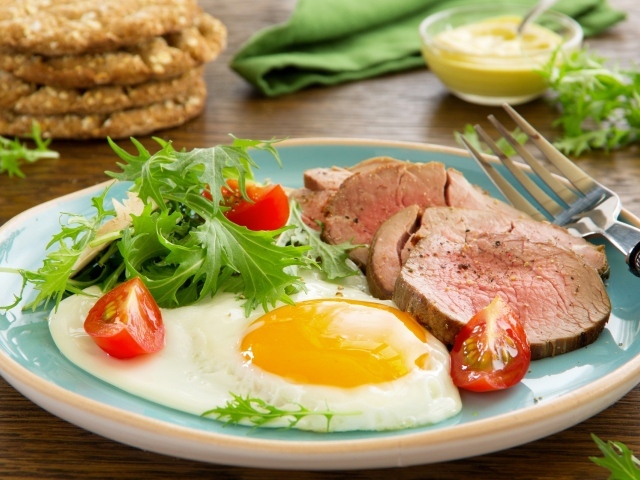Яичница с ветчиной и салатом на завтрак