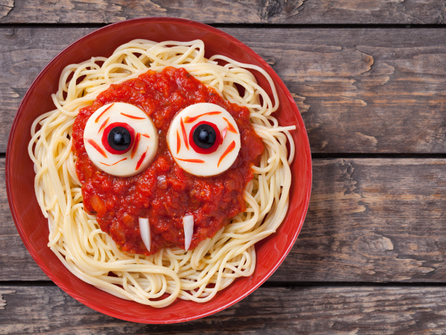 Спагетти с соусом на красной тарелкой блюдо на Хэллоуин