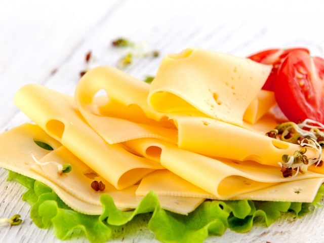 Тонко нарезанный сыр с помидорами