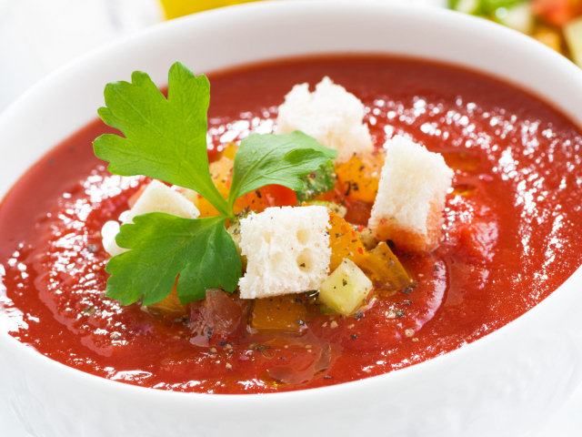 Томатный суп в белой тарелке с гренками 