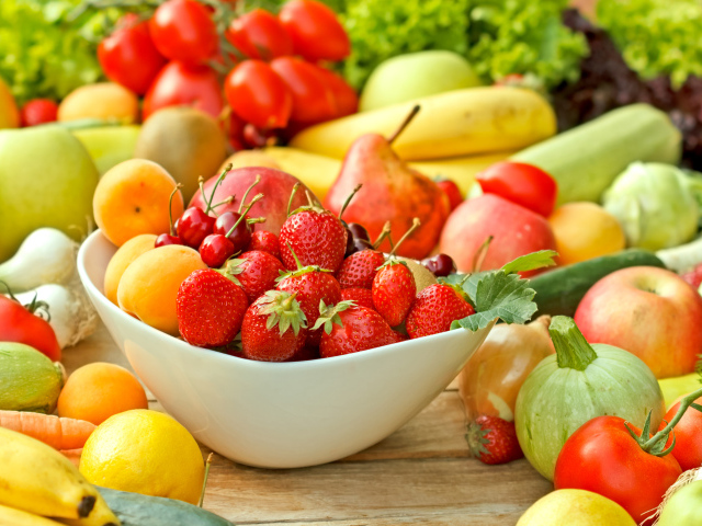 Аппетитные спелые фрукты  и овощи на столе 