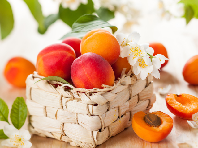 Аппетитные спелые персики в корзине на столе