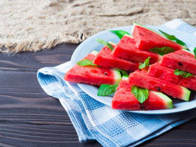 Аппетитные кусочки арбуза на столе