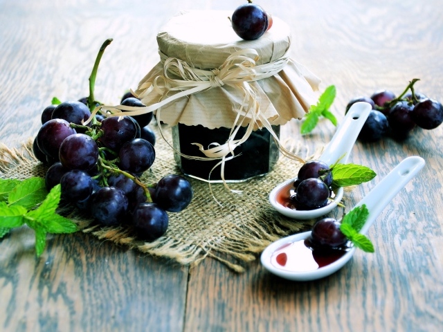 Синий виноград и баночка виноградного варенья