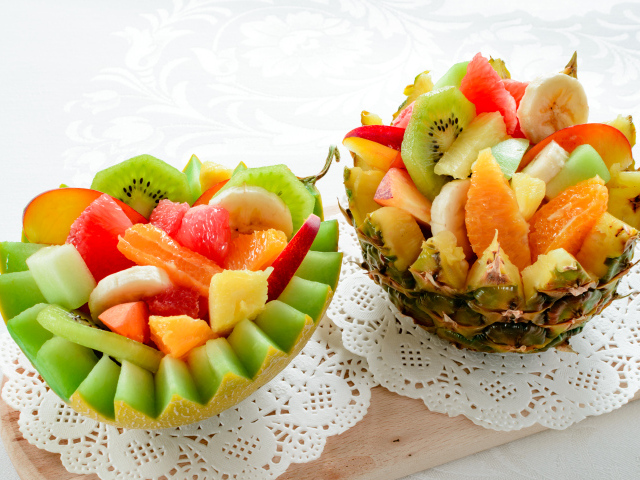 Вкусный фруктовый салат в чашах из дыни и ананаса