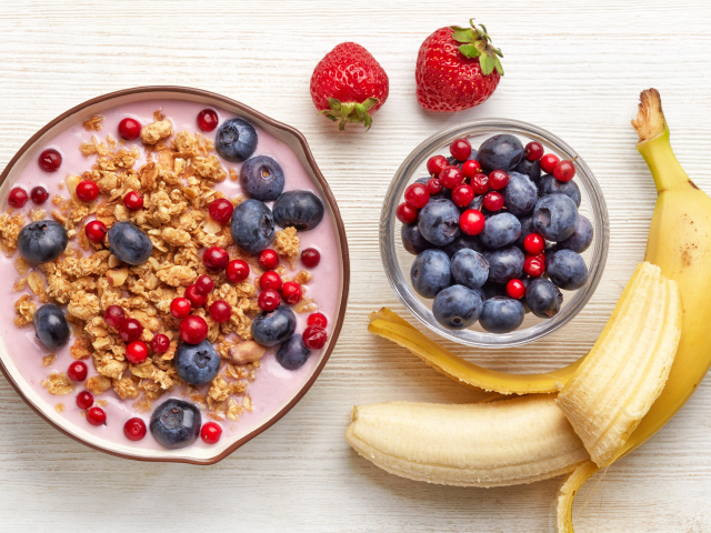 Хлопья с молоком, ягодами и бананом на завтрак