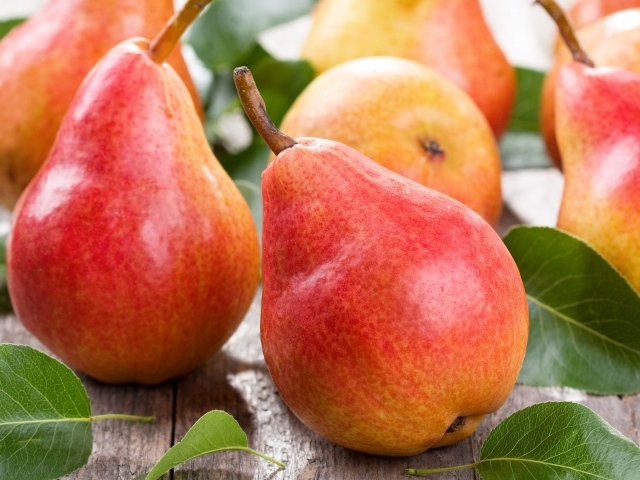 Зрелые аппетитные красные груши