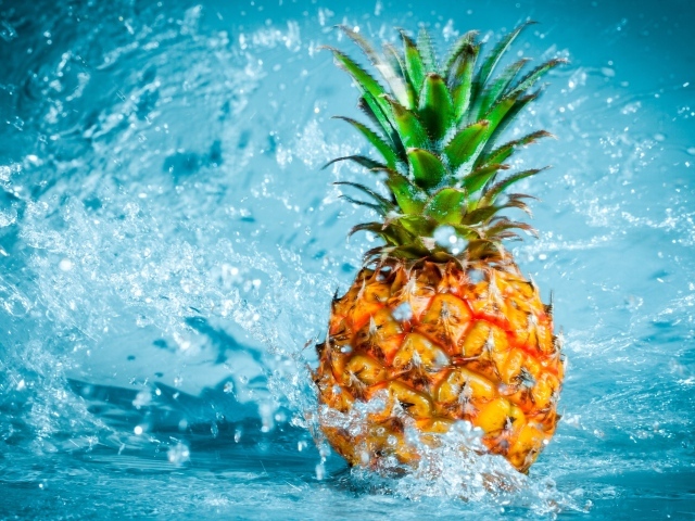 Ананас в воде на голубом фоне 