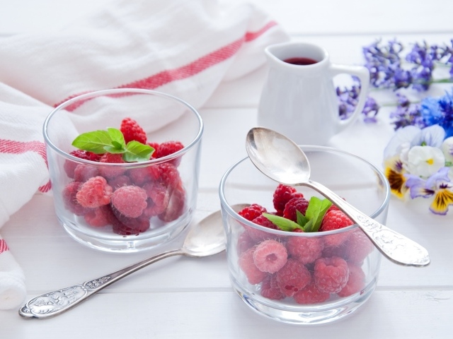 Малина в прозрачный стаканах на завтрак на столе