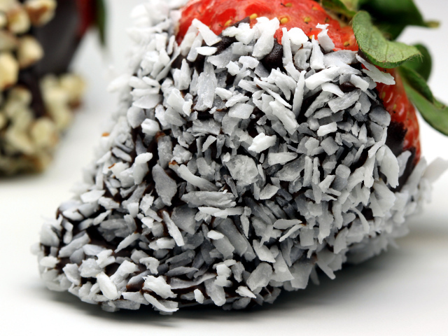 Клубника в шоколаде и кокосовой стружке