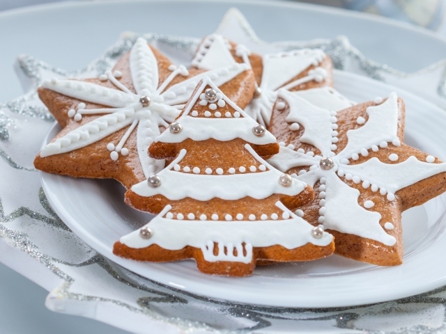 Красивое новогоднее печенье на белой тарелке