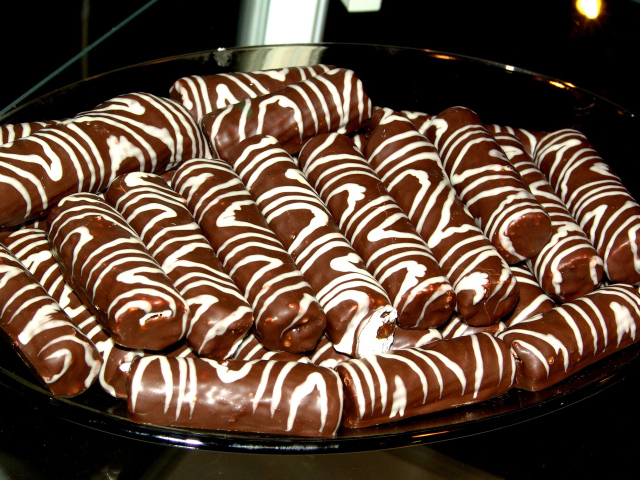 Кондитерское изделие трубочки в шоколаде с кремом