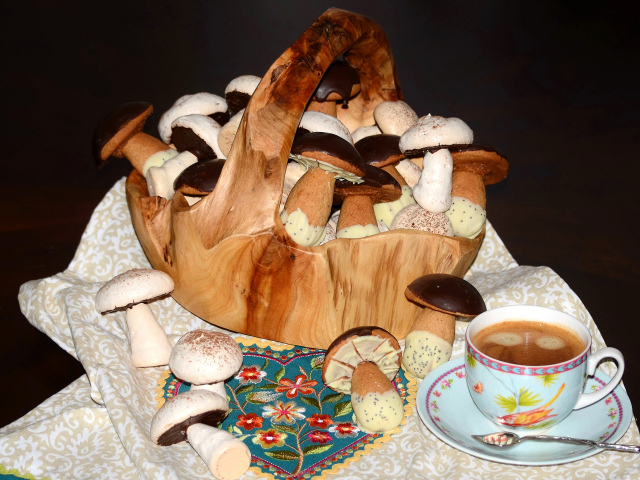 Печенье грибы в корзине с кофе на столе