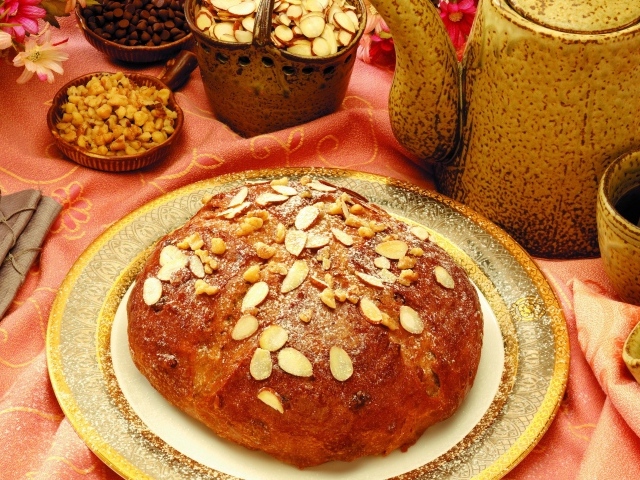 Свежий хлеб с миндальными орехами на столе