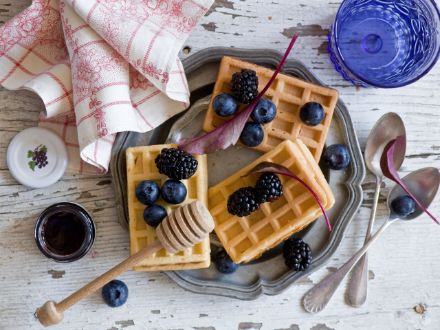 Медовые вафли с черникой и ежевикой