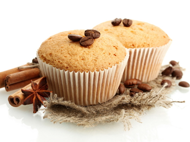 Маффины с зернами кофе и корицей на белом фоне