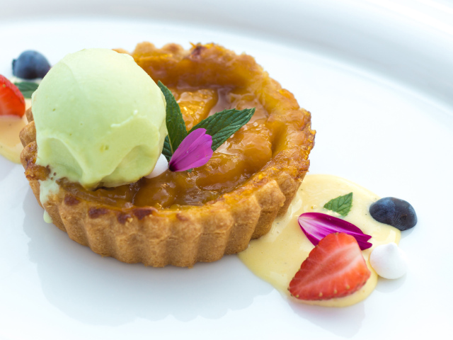 Сладкая выпечка с мороженым и джемом