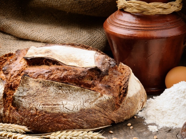 Пшеничный свежий хлеб с мукой и яйцами