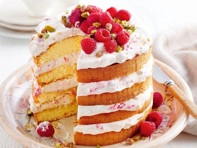 Большой торт со свежей малиной и фисташками
