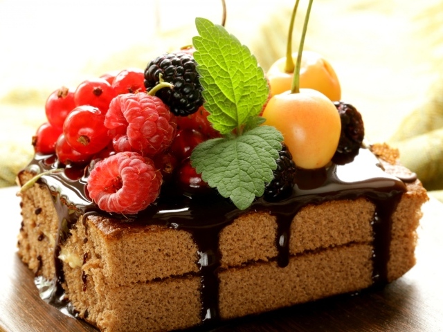 Кусок пирожного с шоколадом и свежими ягодами