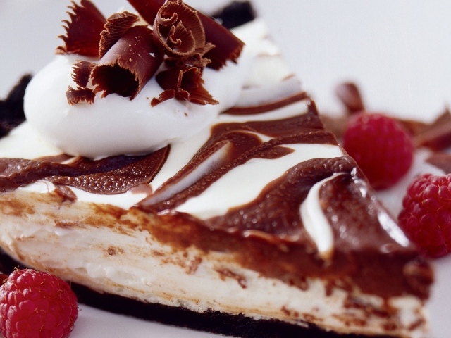 Кусок торта с шоколадом и свежей малиной