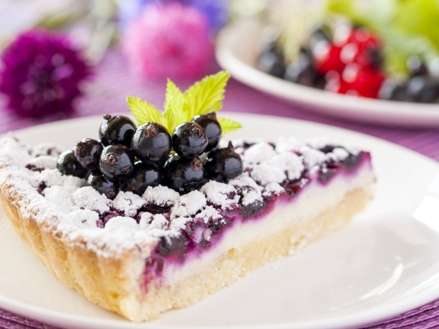 Кусок пирога с черной смородиной и сахарной пудрой