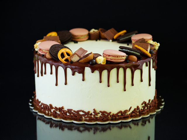 Аппетитный торт украшен шоколадом, печеньем Орео и макарунами