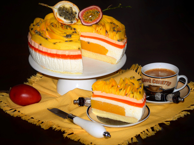 Аппетитный торт с чашкой кофе на черном фоне