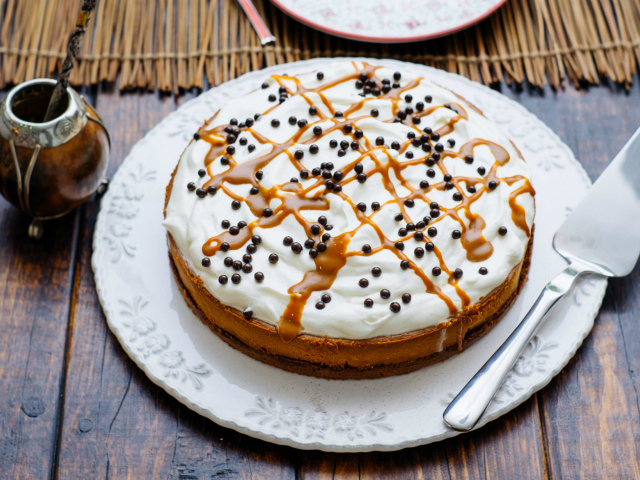 Аппетитный пирог со сливками на белом блюде