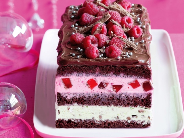 Аппетитный торт со свежей малиной и шоколадом