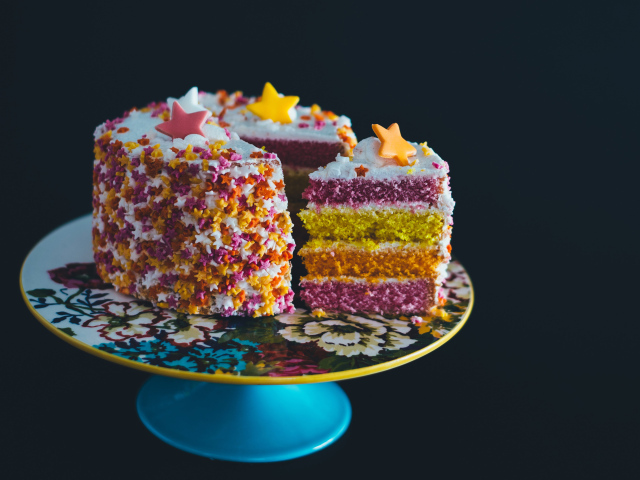 Аппетитный разноцветный торт со звездочками 