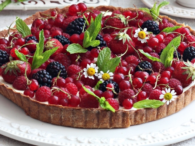 Аппетитный пирог со свежими ягодами малины, смородины, ежевики и клубники 