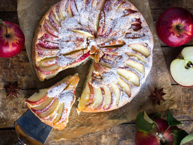 Аппетитный пирог с красными яблоками и сахарной пудрой