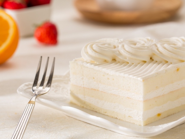 Аппетитный кусок бисквитного торта со сливочным кремом